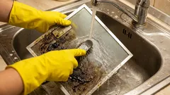 Il grasso scompare in 5 minuti: è stato trovato il modo più semplice per pulire la cappa della cucina